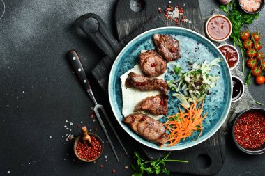 Izgara kuzu şiş kebap, soğan ve pita ekmeği. Barbekü menüsü. Metin için boş alan. Kapat..