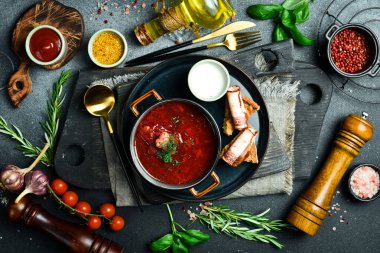 Ekşi kremalı ev yapımı borç çorbası. Pancar çorbası. Ukrayna mutfağı. Kapatın. Karanlık bir taş arka planda.