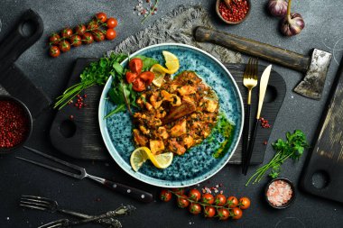 Sebzelerle pişirilmiş mersin balığı parçaları. Balık menüsü. Metin için boş alan. Kapat..