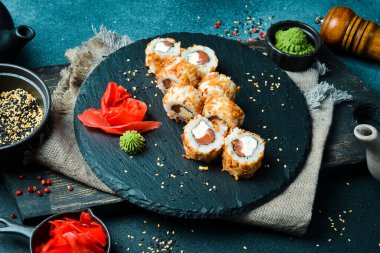 Ton balığı ve krem peynirli suşi rulosu. Asya mutfağı. Kapatın. Metnin için boş yer.