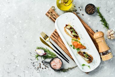 Avokado, domates ve etle bir set bruschetta. Antipasto soğuk atıştırmalıklar. Restoran menüsü. Beyaz bir tabakta.