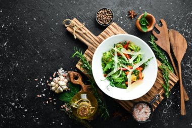 Parmesanlı taze sebze salatası, beyaz tabakta. Kırsal biçim.