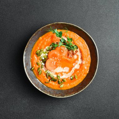 Kabak soslu ve kremalı kabak havucu kremalı çorba. Bir kasede. Sağlıklı gıda konsepti. Kapat..