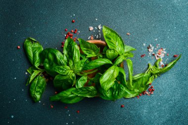 Taze yeşil fesleğen ve baharatlar. Aşçılık geçmişi. Aromatik bitkiler. Üst görünüm.