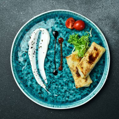 Etli krep, tabakta sebzeyle servis ediliyor. Kahvaltıda. Üst görünüm.