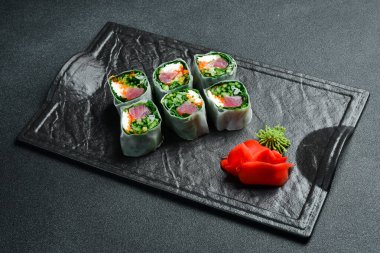 Lahana, ton balığı ve avokado ile suşi ruloları. Wasabi sosu ve zencefil turşusuyla servis edilir. Kapat..