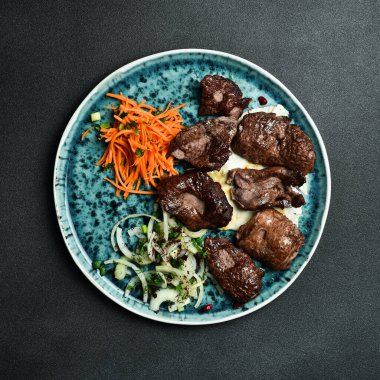 Lezzetli geyik şiş kebap. Et barbeküsü menüsü. Metin için boş alan. Kapat..