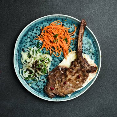 Kemiklerde yaban domuzu bifteği. Et barbeküsü menüsü. Metin için boş alan. Kapat..