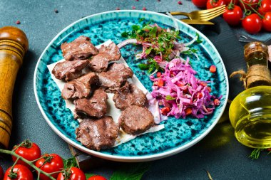 Vahşi Geyik 'ten şiş kebap. Izgara kebap. Et tabakları. Üst görünüm.