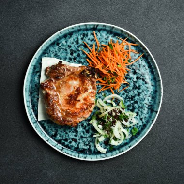 Kemiğin üzerinde ızgara domuz eti soğan ve pide ekmeği. Metin için boş alan. Kapat..