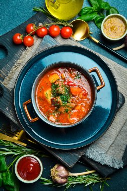 Macar yemeği. Dana eti ve kırmızı biberli Bograch. Kapatın. Karanlık bir taş arka planda.