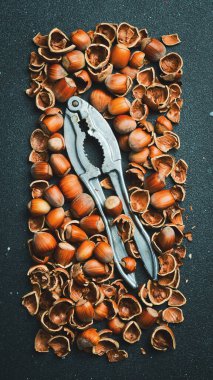 Fındıkkıran, fındık için maşa, karanlık taş bir masa. Üst Manzara. Organik yiyecekler.