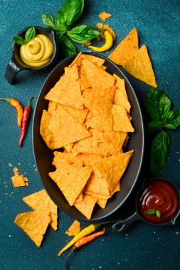 Bir kase Meksika cipsi. Tortilla cipsi. Siyah kasede taco cipsi. Mısır cipsi. Üst görünüm.