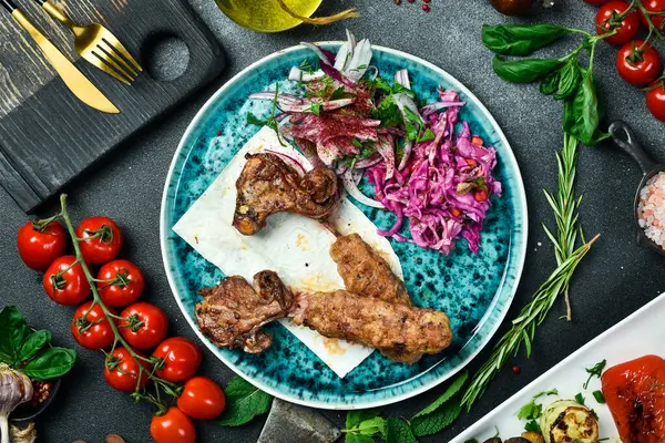 Fırında kuzu eti. Izgara kuzu eti. Et yemekleri..