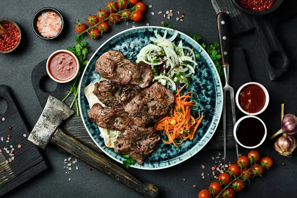 Soğan ve pita ekmeğiyle ızgara yaban kebabı. Barbekü menüsü. Metin için boş alan. Kapat..