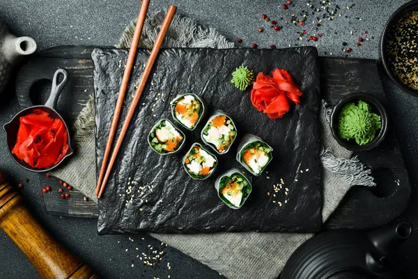 Geleneksel taze Japon suşisi rulo karides ve pirinç örtüsü. Wasabi sosu ve zencefil turşusuyla servis edilir. Kapat..