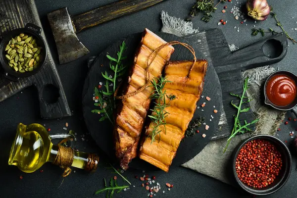 Baharatlı ve otlu domuz pirzolası. Üst Manzara. Metin için boş alan.