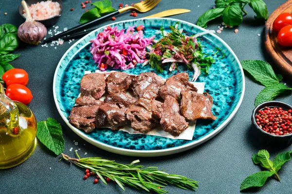 Vahşi Geyik 'ten şiş kebap. Izgara kebap. Et tabakları. Üst görünüm.
