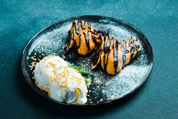 Dondurma topları ve üzerinde çikolata olan muz parçaları. Tatlı tatlı.