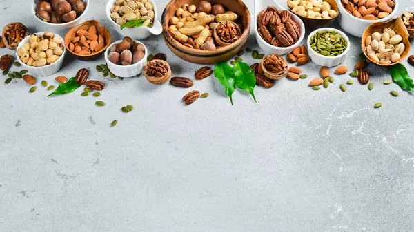 Farklı şekillerde fındık. Çözünürlük ve yüksek kaliteli güzel fotoğraf