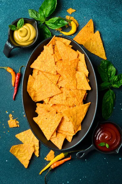 Bir kase Meksika cipsi. Tortilla cipsi. Siyah kasede taco cipsi. Mısır cipsi. Üst görünüm.