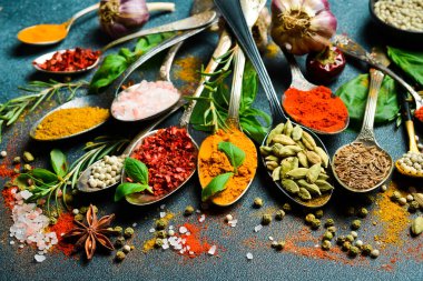 Renkli otlar ve yemek pişirmek için baharatlar. Aşçı Bayrağı. Yan görünüm.