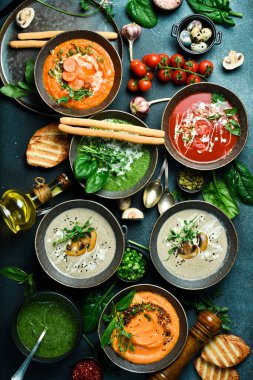 Bir çift renkli vegan çorbası. Bir kasede. Sağlıklı gıda konsepti. Kapat..