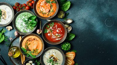 Ev yapımı vejetaryen çorbaları ve yemek malzemeleri. Bir kasede. Sağlıklı gıda konsepti. Reklam fotoğrafı.