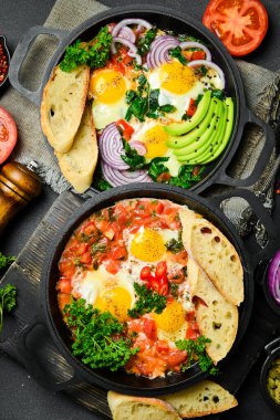 Sebzeli sahanda yumurta: domates, kırmızı biber, soğan. Sebzeli Shakshuka tavada. Üst Manzara. Metnin için boş yer.