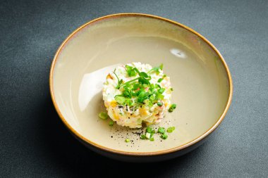 Yengeç çubuklu salata, mısır, soğan ve mayonez. Siyah taştan bir arka planda. Metin için boş alan.