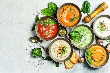 Renkli sebze çorbaları: ıspanak, mantar, havuç ve balkabağı. Bir kasede. Beslenme konsepti. Üst görünüm.