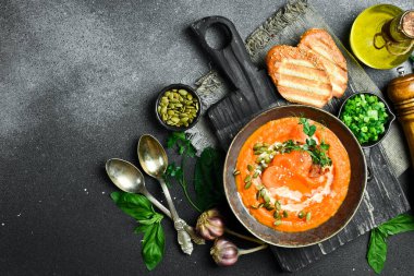 Kabak soslu ve kremalı kabak havucu kremalı çorba. Bir kasede. Sağlıklı gıda konsepti. Kapat..