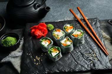 Geleneksel taze Japon suşisi rulo karides ve pirinç örtüsü. Wasabi sosu ve zencefil turşusuyla servis edilir. Kapat..