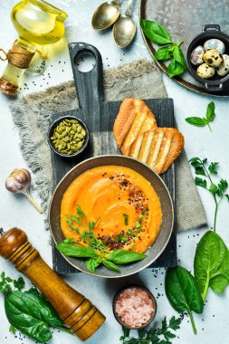 Fesleğenli ve kremalı vejetaryen havuç kremalı çorba. Bir kasede. Vejetaryen yemeği konsepti.