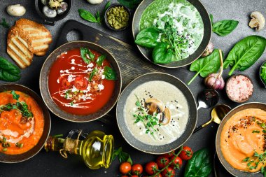 Renkli sebze çorbası. Sağlıklı yiyecekler. Bir kasede. Vejetaryen yemeği konsepti.