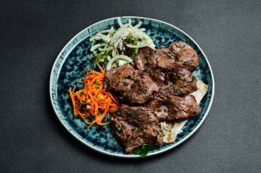 Soğan ve pita ekmeğiyle ızgara yaban kebabı. Barbekü menüsü. Metin için boş alan. Kapat..