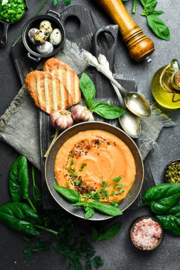 Fesleğen ve kremalı havuç kremalı çorba. Bir kasede. Sağlıklı gıda konsepti. Kapat..