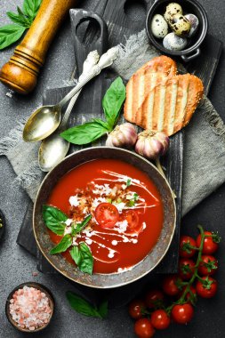 Fesleğen ve kremalı vejetaryen domates çorbası. Bir kasede. Vejetaryen yemeği konsepti.