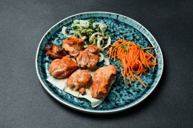 Soğanlı ızgara domuz kebabı ve pide ekmeği. Barbekü menüsü. Metin için boş alan. Kapat..