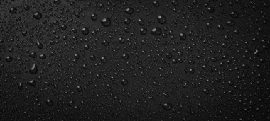 Siyah arka planda su damlaları. Yağmur damlalı pankart. Üst görünüm.