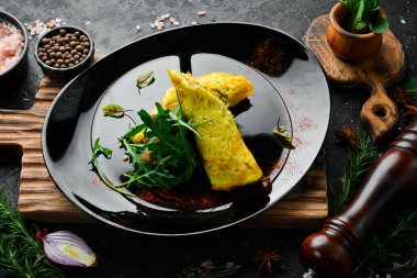 Patatesli gözleme, mantar ve dana eti. Siyah bir tabakta. Ukrayna mutfağı. Kırsal biçim.