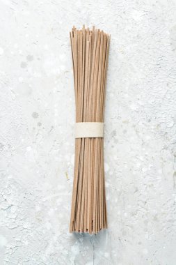 Karabuğday sobalı makarna. Ev yapımı çiğ karabuğday eriştesinin yuvasındaki üst manzara Japon yemeği. Sağlıklı yemek..