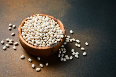 Bir kasede çiğ organik beyaz fasulye. Cannellini, Donanma, Great Northern veya White böbrek fasulyesi. Sağlıklı Diyet Konsepti. Üst Görünüm, Boşluğu Kopyala, Metin için Yer.