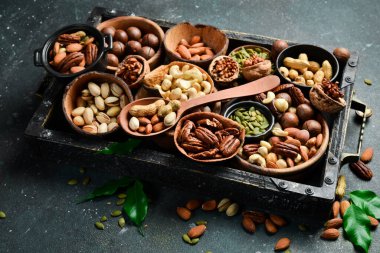 Siyah bir arka plan - sağlıklı bir ahşap kutu içinde fındık ürün yelpazesine snack. Üstten Görünüm. Kopya alanı