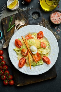 Geleneksel Sezar salatası ve tavuk. Yakın plan, koyu arkaplan.