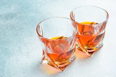 Bir bardak koyu rom. Yaklaş, üstten bak. Güçlü alkollü içecekler..