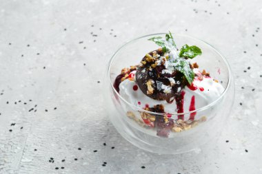 Çikolatalı dondurma, kiraz soslu, cam kremalı. Restoran menüsü. Kırsal biçim.