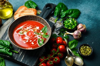 Fesleğen ve kremalı vejetaryen domates çorbası. Bir kasede. Vejetaryen yemeği konsepti.