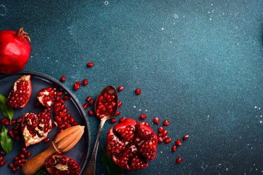 Koyu arkaplanda taze nar ve tohumlar