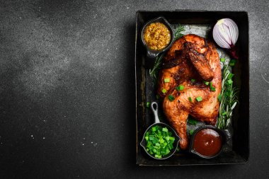 Metal tepside ızgara tavuk. Barbekü. Geleneksel şenlik yemeği.